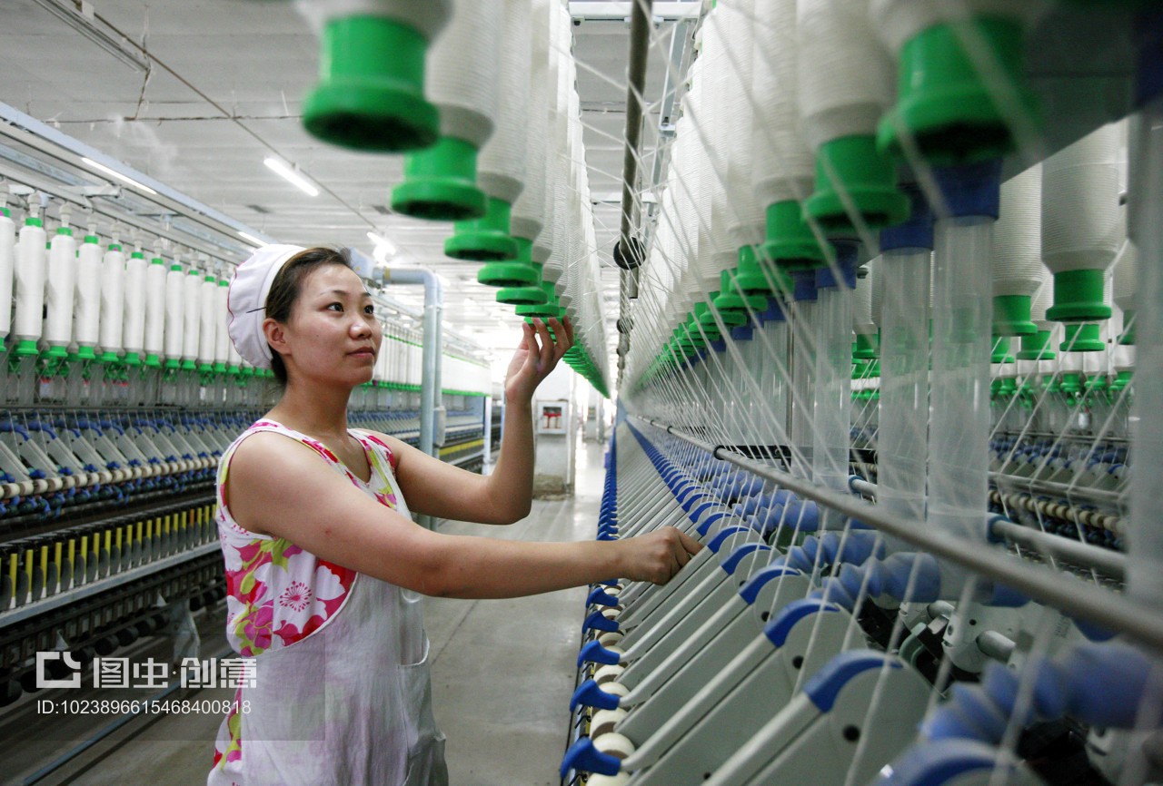 安徽省淮北市,启鑫纺织厂的生产车间内,纺织女工加工出口的欧美地区的纺织品。