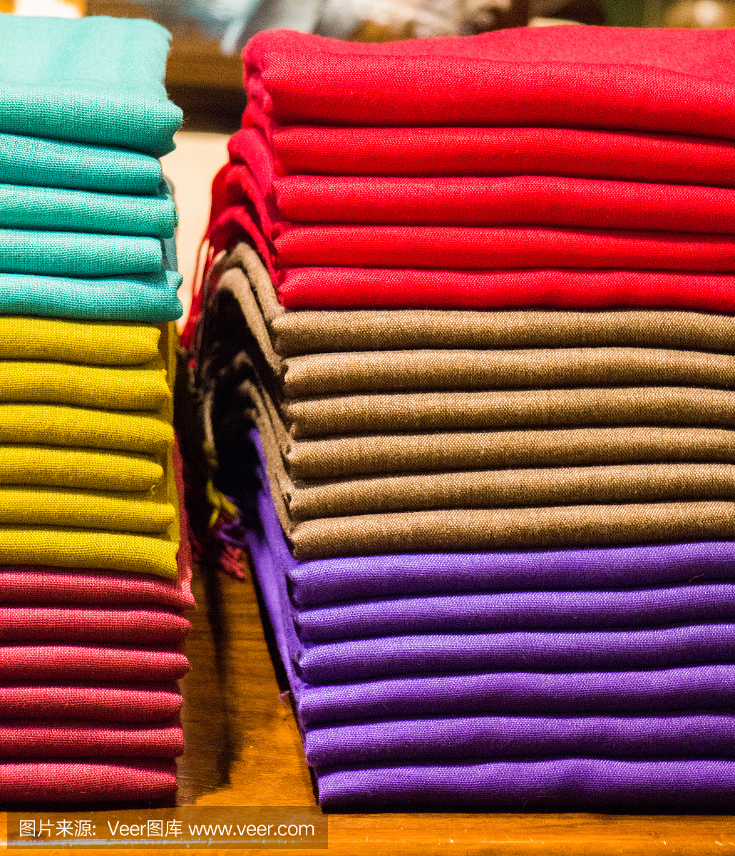 各种颜色和类型的织物的例子